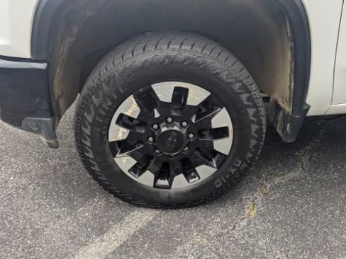 Used 2020 Chevrolet Silverado 2500 Custom w/ Custom Value Package image 9