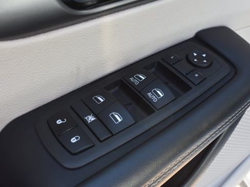 Used 2024 Chrysler Pacifica Limited FWD image 13