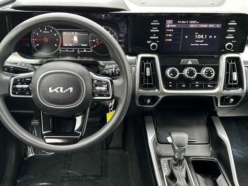 Used 2022 Kia Sorento LX image 12