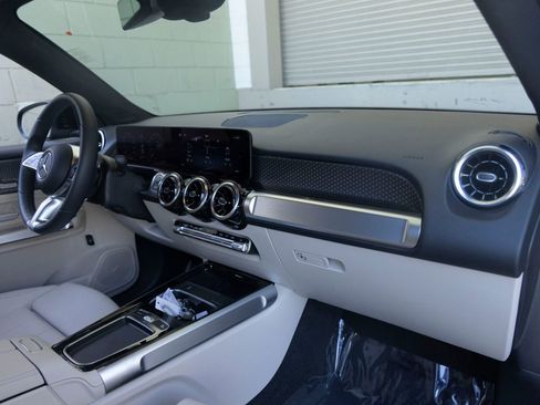 Used 2026 Mercedes-Benz GLB 250 image 28