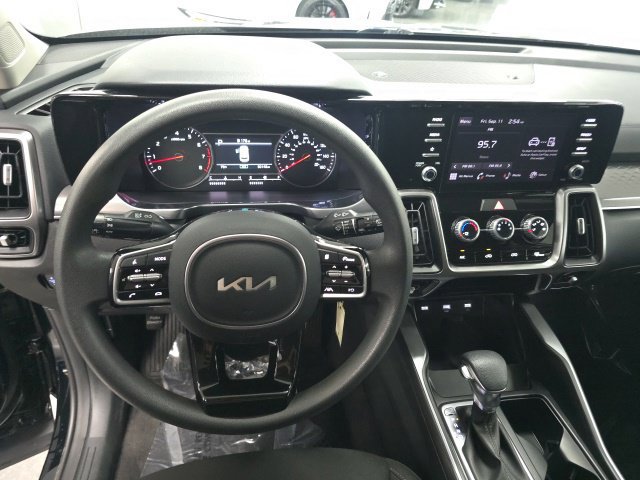 Used 2023 Kia Sorento LX AWD/4WD image 19