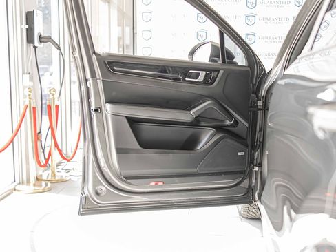 Used 2021 Porsche Cayenne E-Hybrid image 32