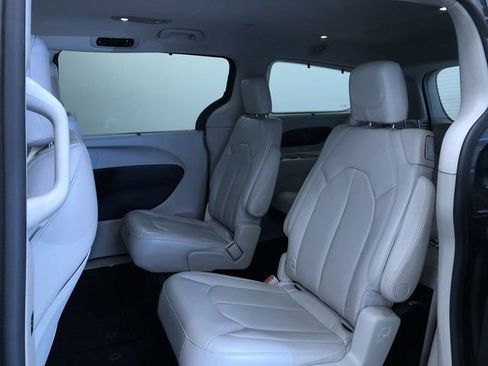 Used 2017 Chrysler Pacifica Touring-L FWD image 20