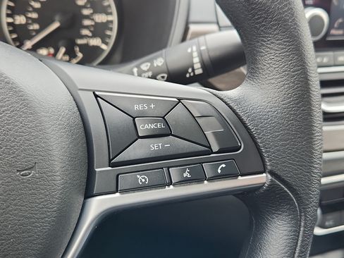 Used 2025 Nissan Altima 2.5 SV FWD image 21