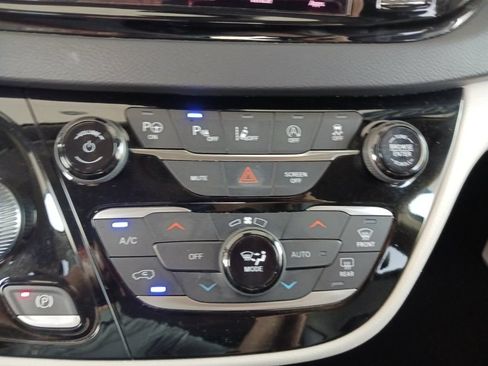 Used 2022 Chrysler Pacifica Touring-L w/ Uconnect Theater Family Group FWD image 24
