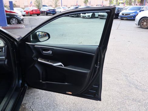 Used 2016 Toyota Camry SE FWD image 11
