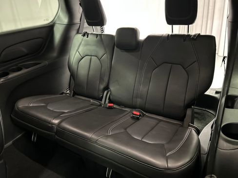 Used 2026 Chrysler Pacifica Select image 24