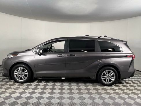 Used 2023 Toyota Sienna Limited image 10