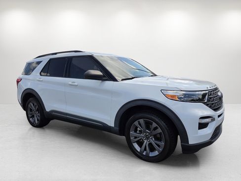 Used 2021 Ford Explorer XLT w/ Equipment Group 202A AWD/4WD image 3