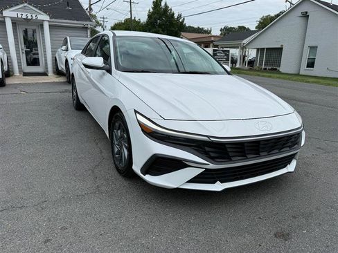 Used 2024 Hyundai Elantra SEL FWD image 7
