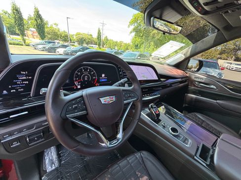Used 2023 Cadillac Escalade ESV V AWD/4WD image 11