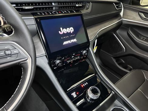New 2025 Jeep Grand Cherokee Limited w/ Black Appearance Package image 27