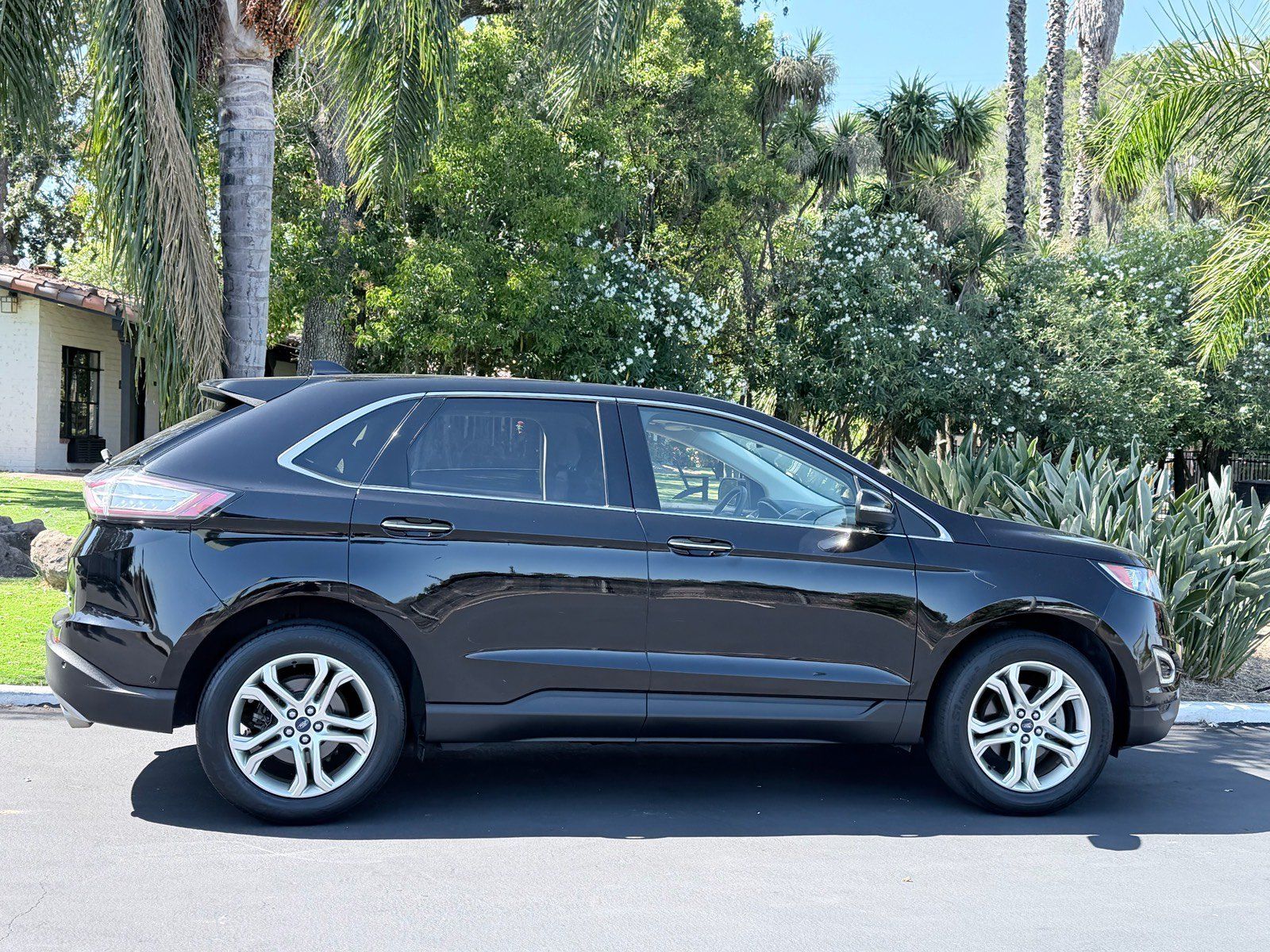 Used 2018 Ford Edge Titanium w/ Equipment Group 302A FWD image 6