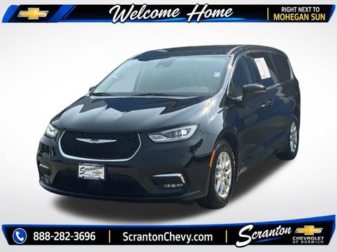 Used 2023 Chrysler Pacifica Touring-L FWD image 2