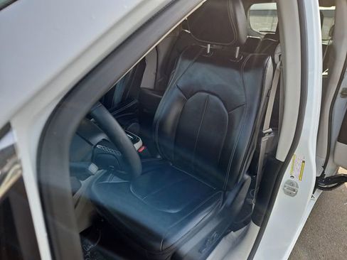 Used 2023 Chrysler Pacifica Touring-L image 33