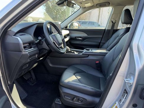 Used 2025 Toyota Grand Highlander XLE image 16