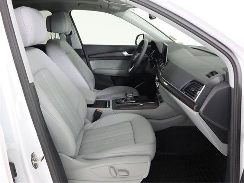 Used 2022 Audi Q5 2.0T Premium w/ Convenience Package AWD/4WD image 13