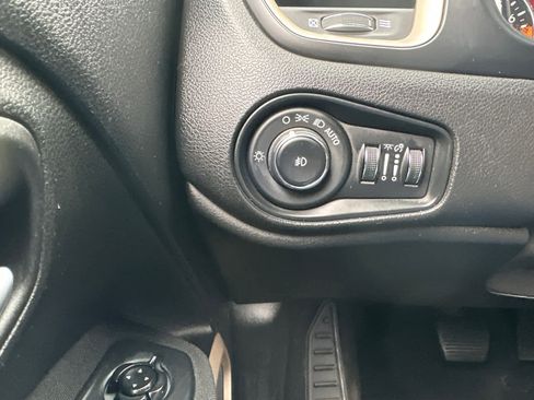 Used 2017 Jeep Renegade Latitude image 24