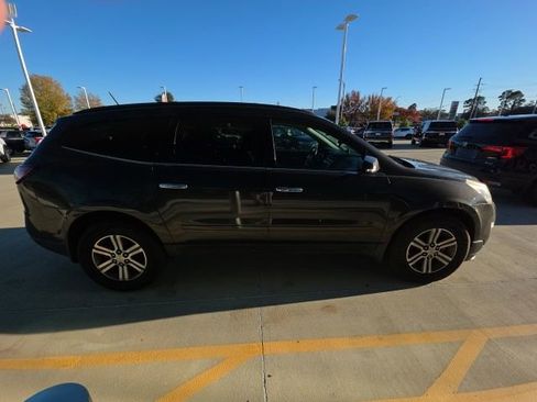 Used 2017 Chevrolet Traverse LT image 6