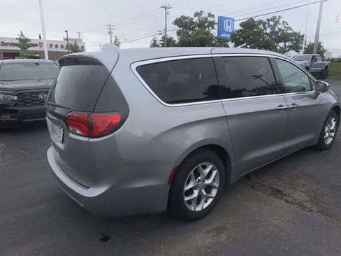 Used 2019 Chrysler Pacifica Touring Plus w/ Tire & Wheel Group FWD image 25