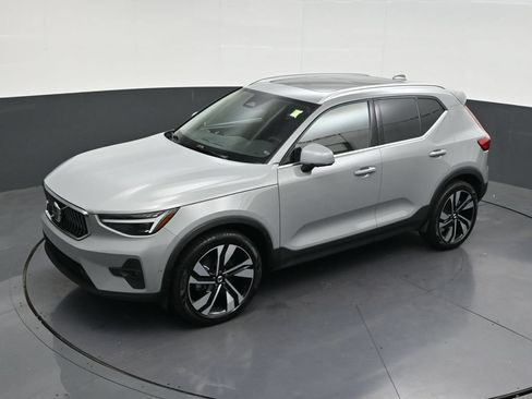 Used 2024 Volvo XC40 B5 Plus AWD/4WD image 16
