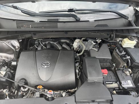 Used 2018 Toyota Highlander XLE AWD/4WD image 16