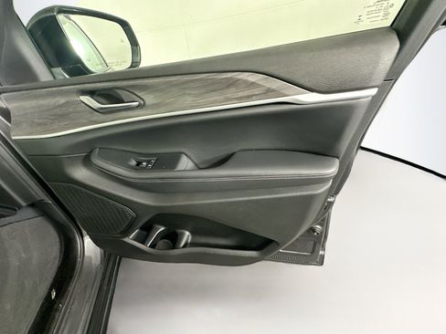 Used 2023 Jeep Grand Cherokee Limited w/ Luxury Tech Group II image 32