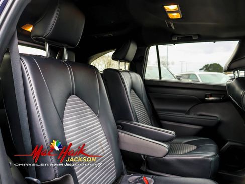 Used 2022 Toyota Highlander XSE image 13