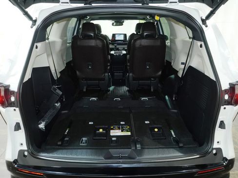 Used 2024 Toyota Sienna Platinum AWD/4WD image 6