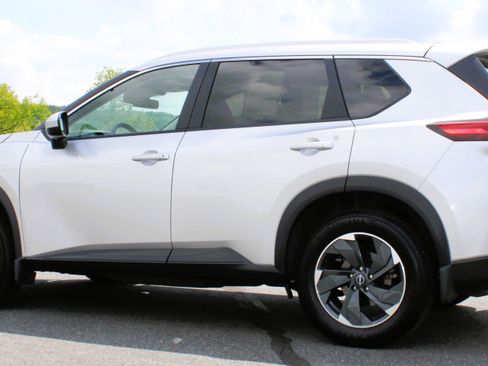 Used 2024 Nissan Rogue SV w/ SV Premium Package AWD/4WD image 14