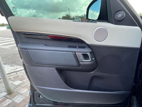 Used 2017 Land Rover Discovery SE image 28