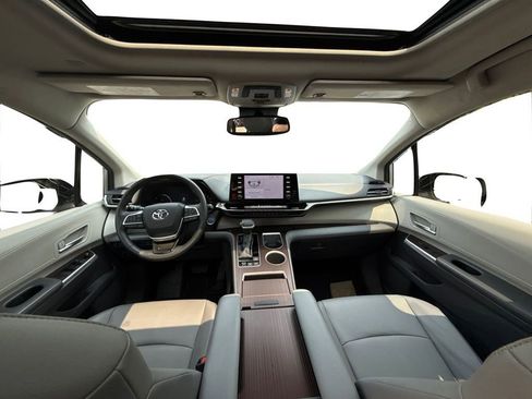 Used 2022 Toyota Sienna XLE image 19