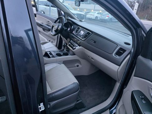 Used 2016 Kia Sedona LX w/ LX Essentials Premium Package image 12