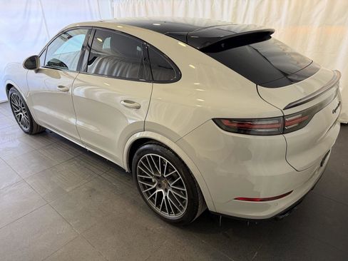 Used 2022 Porsche Cayenne Turbo image 3