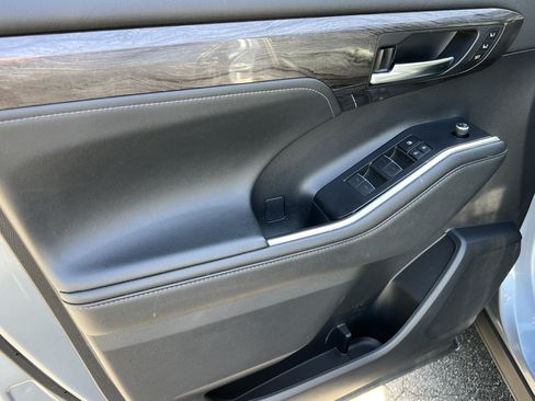 Used 2021 Toyota Highlander Platinum FWD image 14