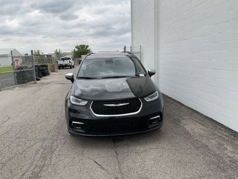 Used 2023 Chrysler Pacifica Limited image 5