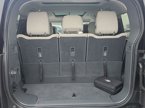 Used 2023 Land Rover Defender 130 SE image 31