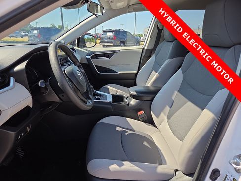 Used 2025 Toyota RAV4 XLE AWD/4WD image 15