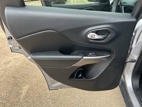 Used 2019 Jeep Cherokee Latitude w/ Popular Appearance Group image 11