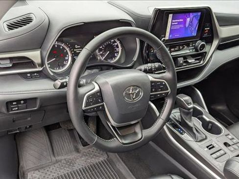 Used 2024 Toyota Highlander XLE AWD/4WD image 10
