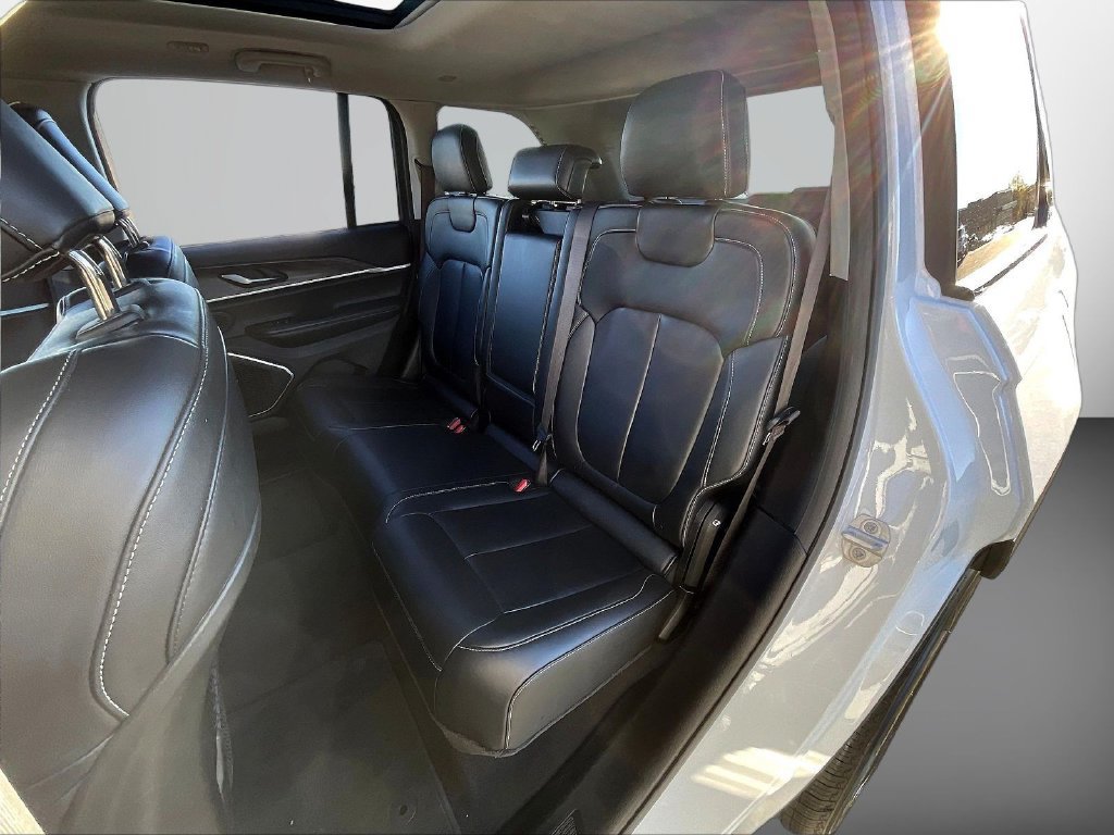 Used 2022 Jeep Grand Cherokee Limited AWD/4WD image 22