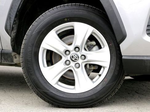 Used 2021 Toyota RAV4 XLE w/ Convenience Package FWD image 2