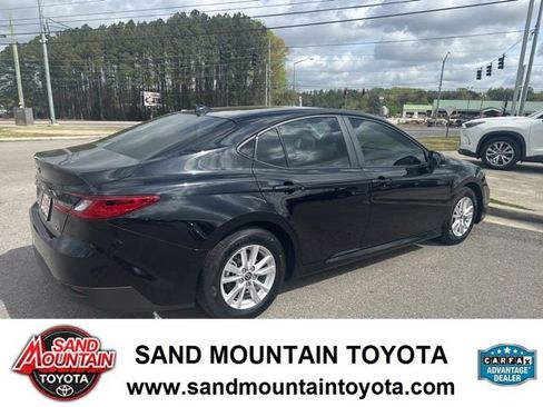 Used 2025 Toyota Camry LE image 3