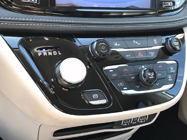 Used 2024 Chrysler Pacifica Limited FWD image 13