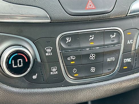 Used 2020 Chevrolet Equinox LT FWD image 16
