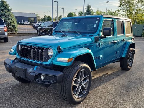 Used 2024 Jeep Wrangler Unlimited w/ Convenience Group AWD/4WD image 3