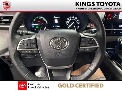 Used 2023 Toyota Sienna XLE FWD image 28