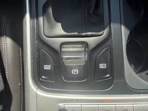 Used 2025 Kia Carnival FWD image 22