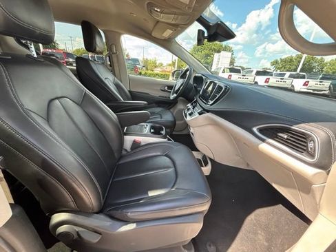 Used 2024 Chrysler Pacifica Limited FWD image 10