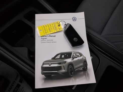 Used 2025 Volkswagen Tiguan SE R-Line image 29